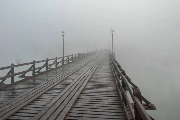 Ponte de madeira velha. Tailândia — Fotografia de Stock