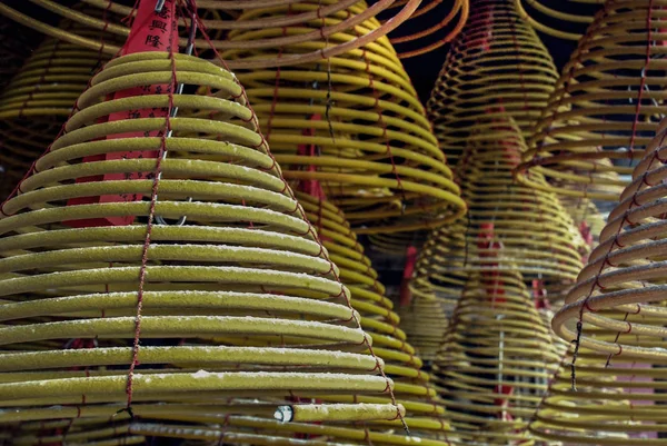 中国の伝統的な線香コイルに掛かっている屋根 — ストック写真