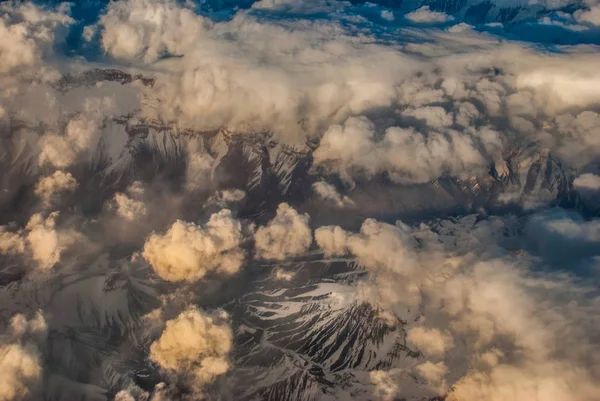 Alp zasněžené hory krásné nebe a mraky — Stock fotografie