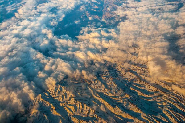 Alp montanhas nevadas céu bonito e nuvens — Fotografia de Stock