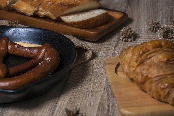Pane appena sfornato su un tavolo di legno — Foto Stock