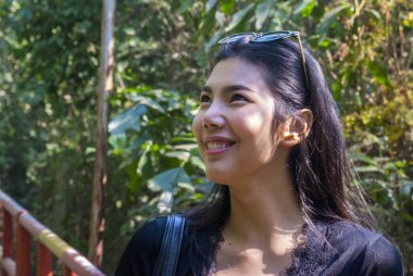 Kadın bahçede gülüyorsun