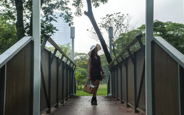 Hermosa mujer caminando en el jardín — Foto de Stock