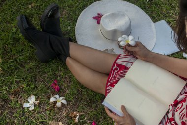 Kız parkta bir kitap okuma