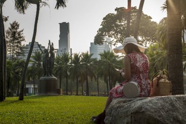 Kız hakkındaki bilgileri görüntülemek için tablet açar.