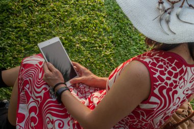 Tanıtım görmek için tablet açıyor kız elinde
