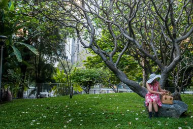 Oturma ve rahatlatıcı bir kırmızı elbise giymiş güzel kadın