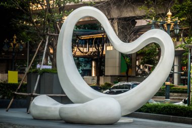 Kalp şeklindeki heykelin binanın önünde