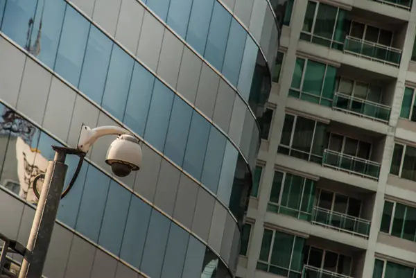 Moderne bewakingscamera's op de achtergrond muur van stadsgezicht. — Stockfoto