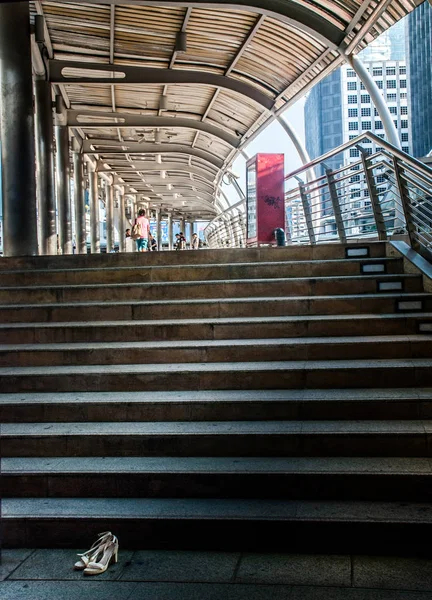Cement trappen verbonden met de Bts skytrain pad — Stockfoto