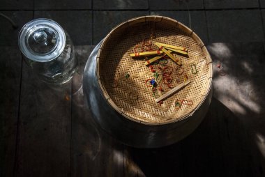 Cam Kavanoz ve thaihouses dokuma sepetleri.