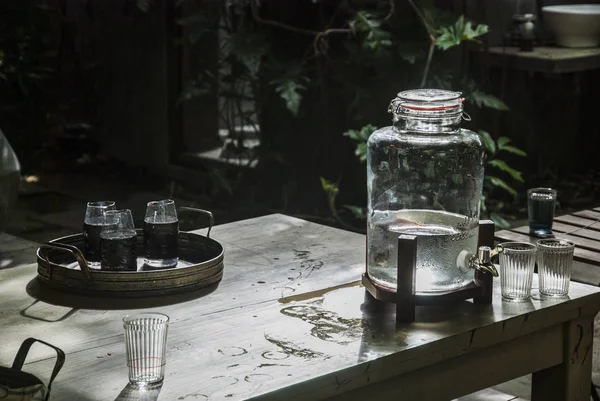 Vaso di vetro con acqua e un bicchiere d'acqua collocato in Ruen Thai , — Foto Stock