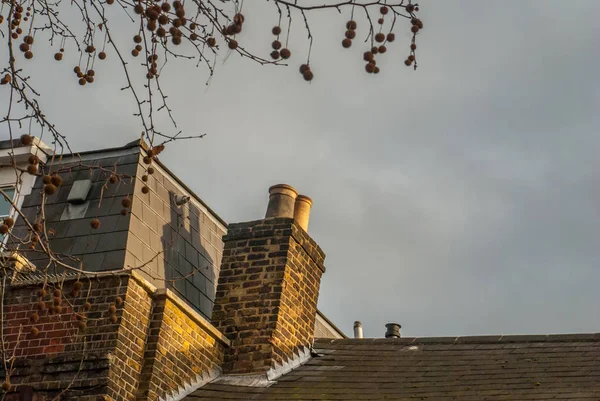 La parte superior de la casa. Techo, ventanas de inspección, chimenea. —  Fotos de Stock