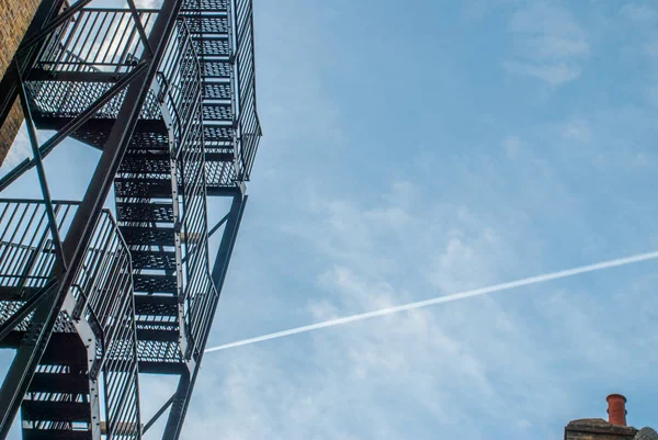 Brandtrap trappen op de muur van het gebouw — Stockfoto