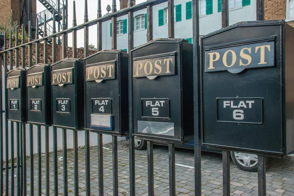 Postbus op een stalen hek — Stockfoto