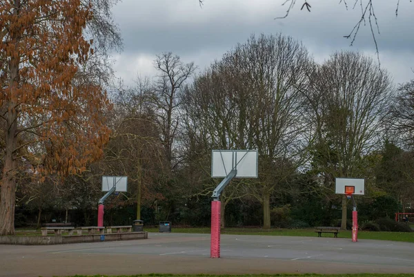 Terrain de basket dans le parc — Photo