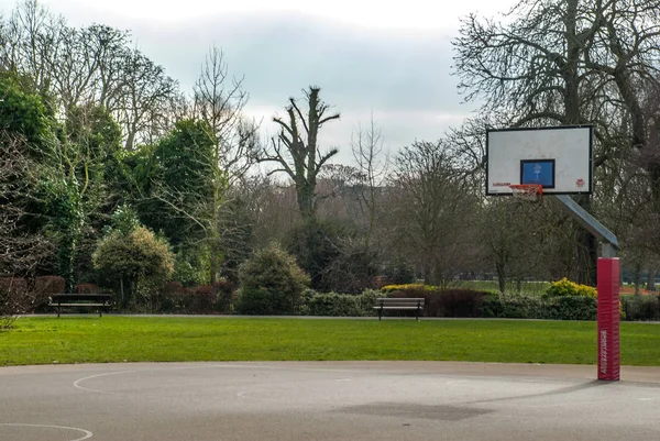 Terrain de basket dans le parc — Photo