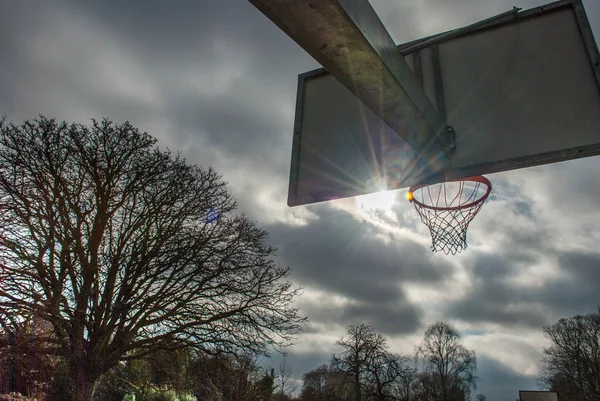 Filet de basket et panneau arrière avec beau fond de ciel — Photo