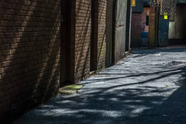 La sombra que brilla en el callejón —  Fotos de Stock