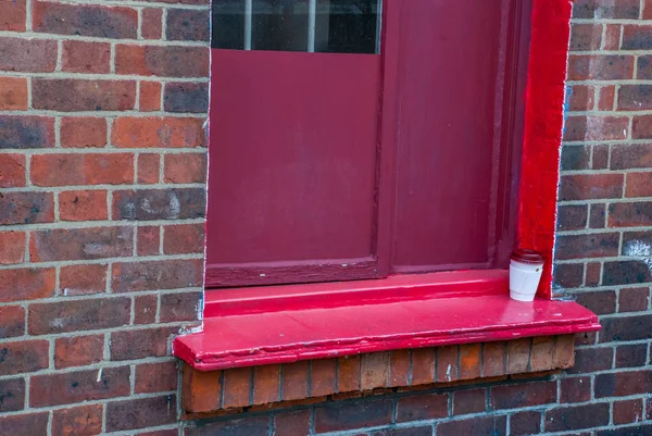 The coffee cup is placed at the window edge. — Stock Photo, Image