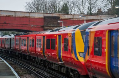 Tren tren istasyonundan ayrılıyor..