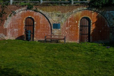 Küçük bir bahçede oturan Ahşap sandalyeler