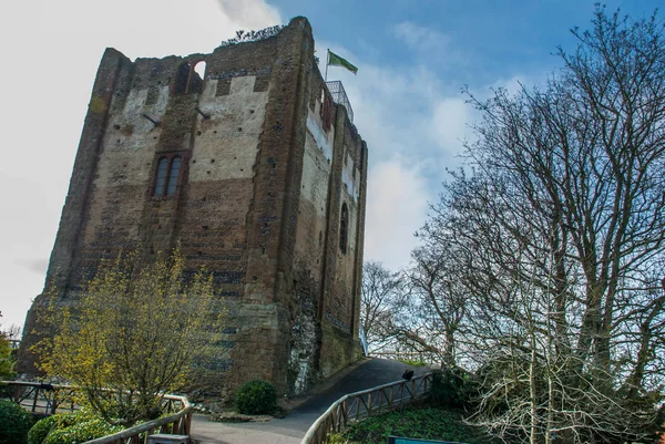 Middeleeuws kasteel bovenop een heuvel in Guildford Surrey. — Stockfoto