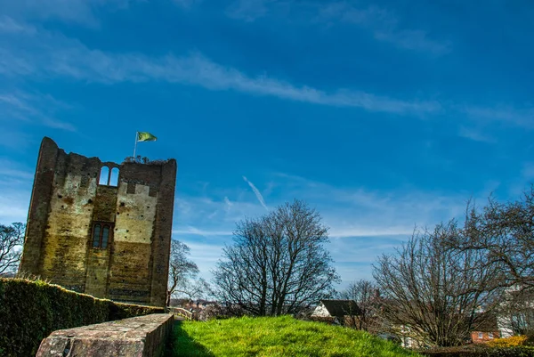 Medeltida slott på toppen av en kulle i Guildford Surrey. — Stockfoto