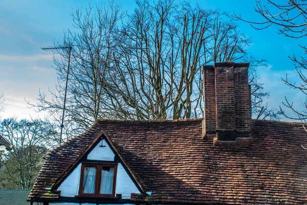 Het zonlicht dat schijnt door het dak huis — Stockfoto