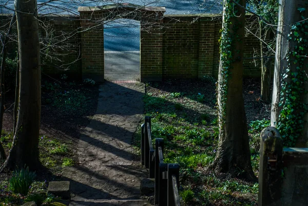 Ancienne porte en brique, entrée du parc forestier — Photo