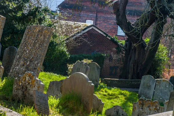 Grafstenen op de oude begraafplaats — Stockfoto