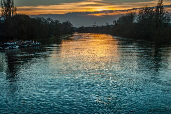 Kew Bridge floden vid solnedgången. — Stockfoto