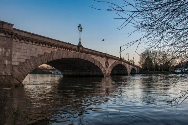 Batı Londra 'da Kew Köprüsü