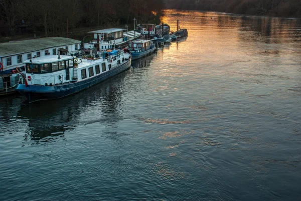 Veel boten die zijn geparkeerd op de Theems — Stockfoto