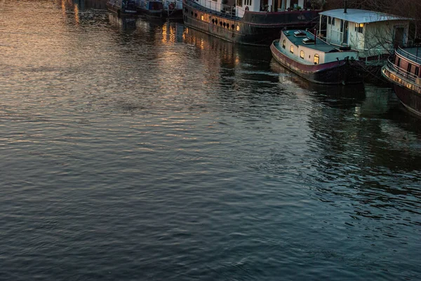 Nombreux bateaux stationnés sur la Tamise — Photo