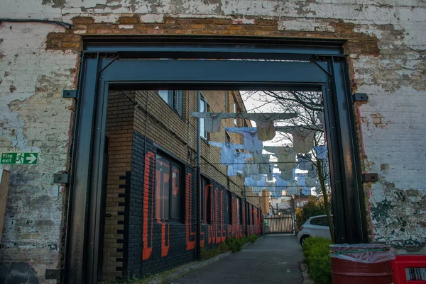 Güneşli bir günde dışarıdaki ipte çamaşır kuruyor.