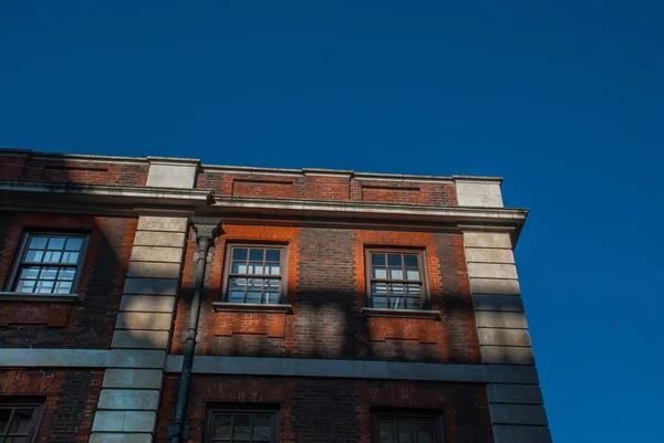 Beautiful brown stone townhouse with glass window in an exeter. — Stock Photo, Image