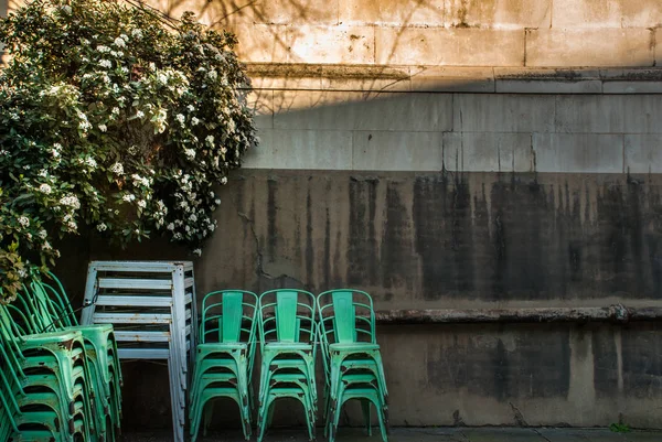 Cadeiras verdes colocadas em frente à igreja — Fotografia de Stock
