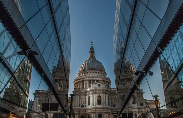 Catedral de São Paulo Olhando através de edifícios de vidro modernos — Fotografia de Stock