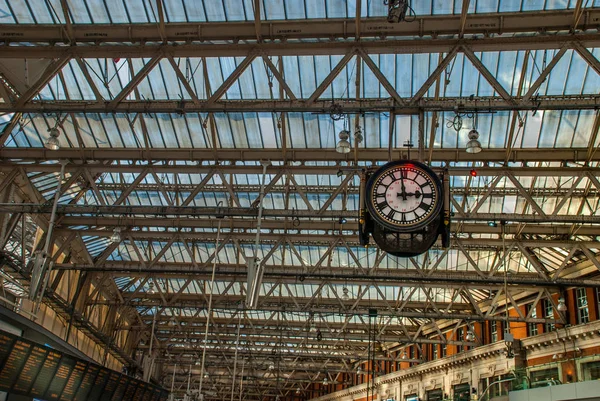 El reloj colgando de la estación Waterloo de Londres — Foto de Stock