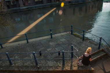 Avon nehri 'nin yanında kadınlar oturur ve dinlenebilir.