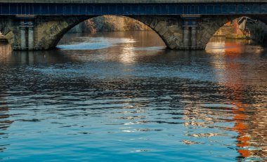 Bir köprü yansıması 