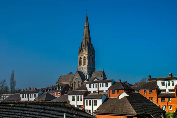 Ön yüz ile güzel kilisenin üst ev.