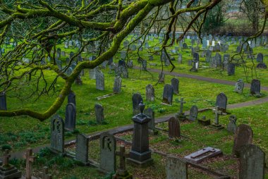 Eski mezarlıkta mezar taşları.