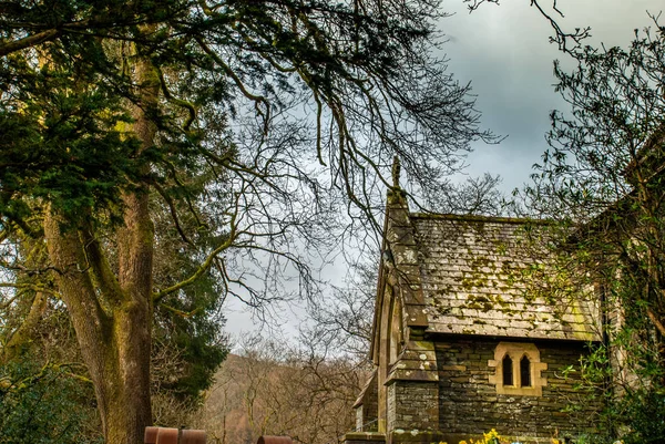 山の上の美しい古い石の教会. — ストック写真