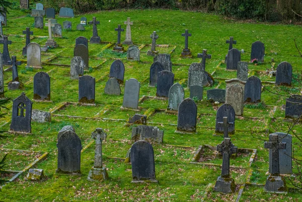 Grafstenen op de oude begraafplaats. — Stockfoto
