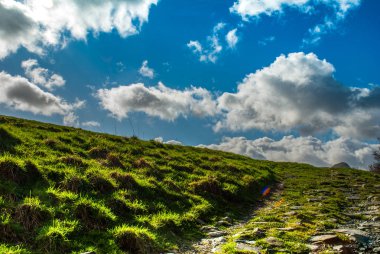 Gökyüzündeki dağlık yol arka planda yüksektir..