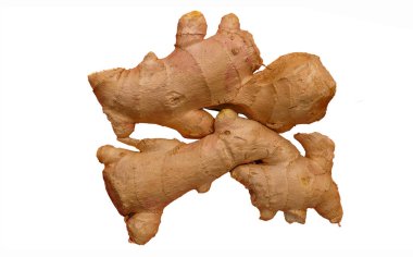 Beyaz arka planda taze zencefil, bitki tıbbi konsepti 