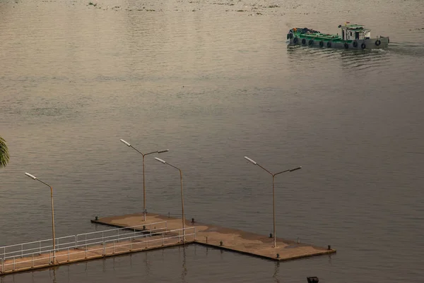 チャオプラヤー川の桟橋 — ストック写真