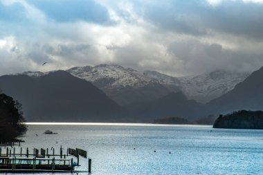 Arka planda Derwent Waterand ve Skiddaw dağ.
